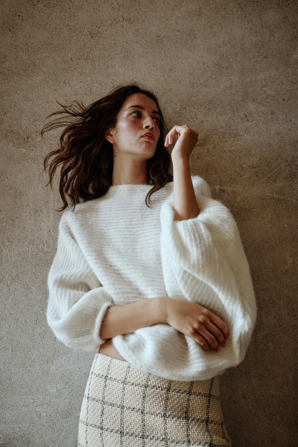 VOLUMINOUS SLEEVE JUMPER