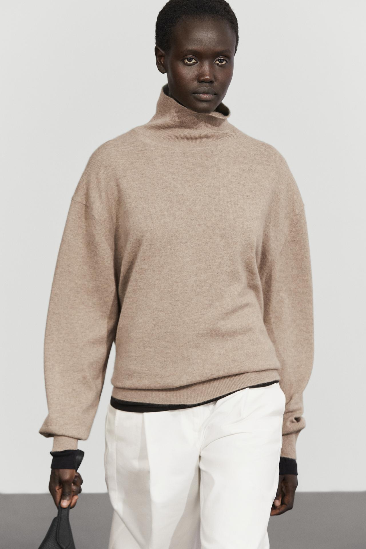 100% cashmere high neck knit sweater — Beige