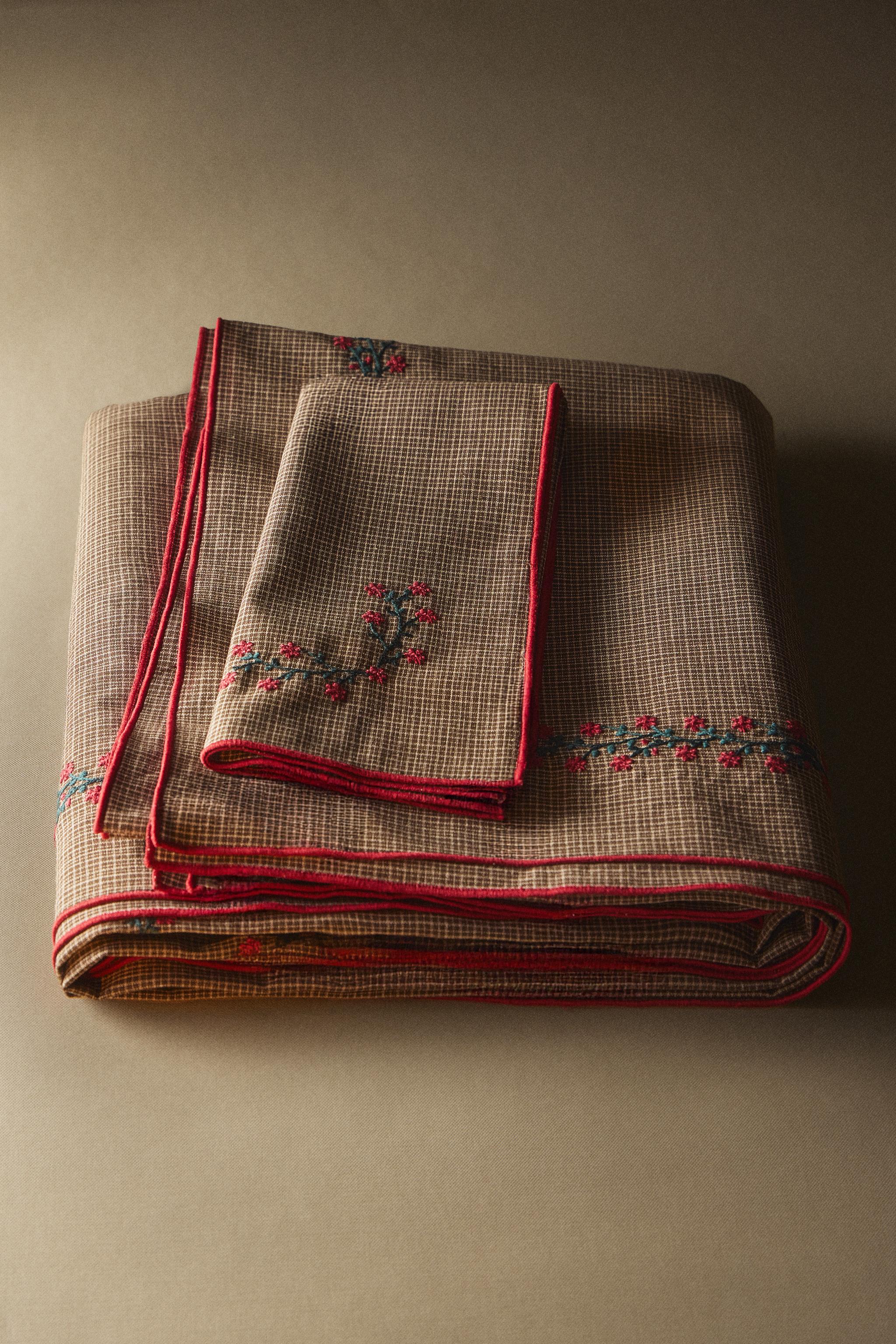EMBROIDERED COTTON CHRISTMAS TABLECLOTH