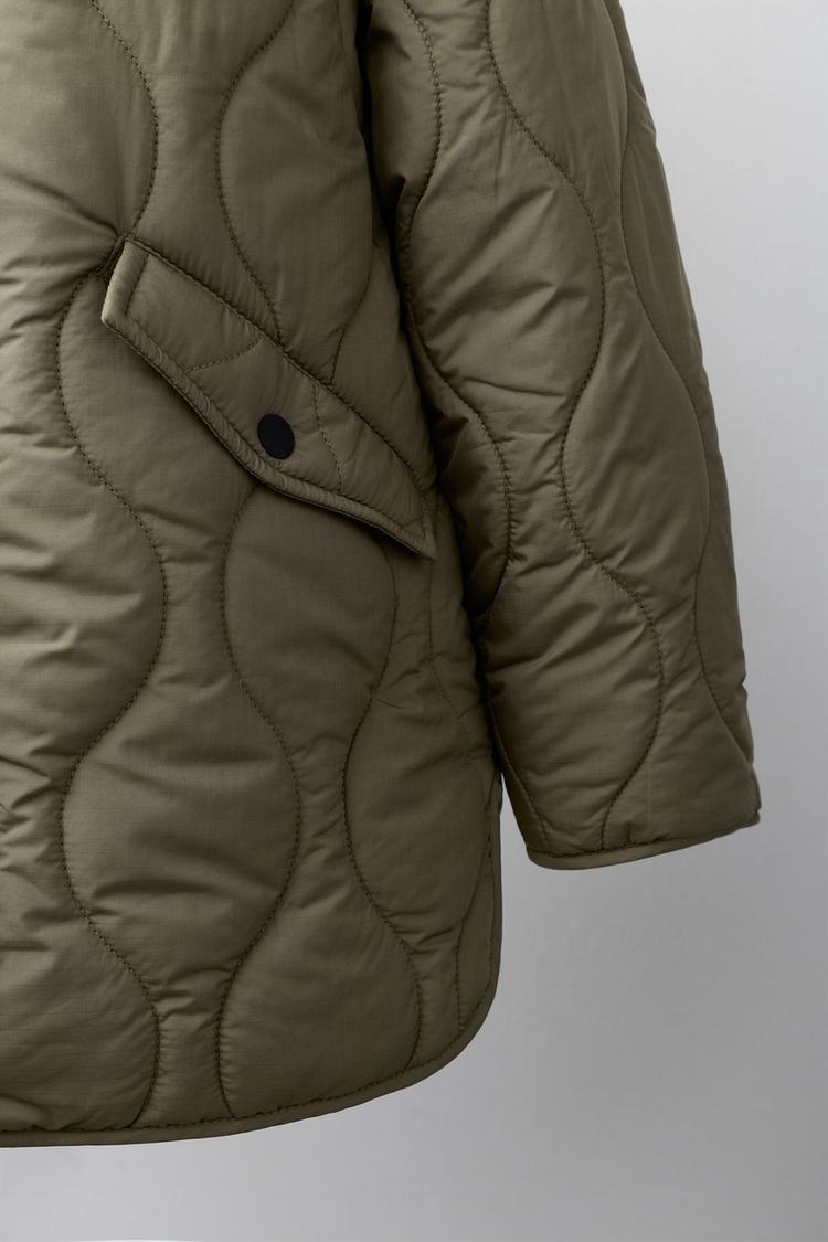 Chaqueta acolchada con capucha repelente al agua 7