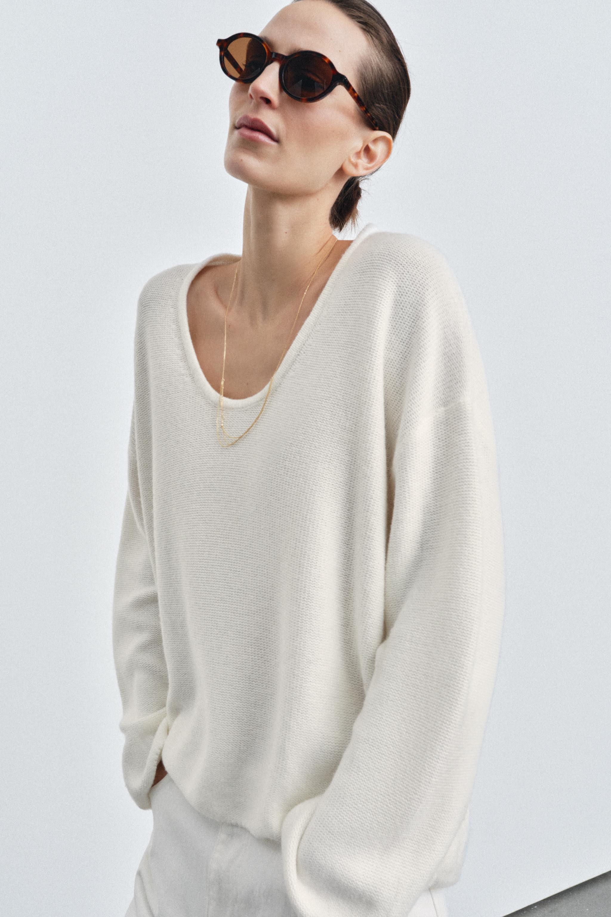 エクリュ　変形ニット、白　コットンラウンドカットソー ラウンドネックニットセーター - エクリュ | ZARA Japan / 日本
