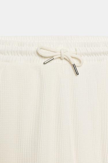 SHORT TEXTURÉ - Écru de Zara - Image 7