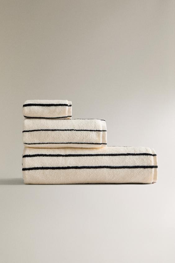 TOWEL WITH IRREGULAR STRIPES