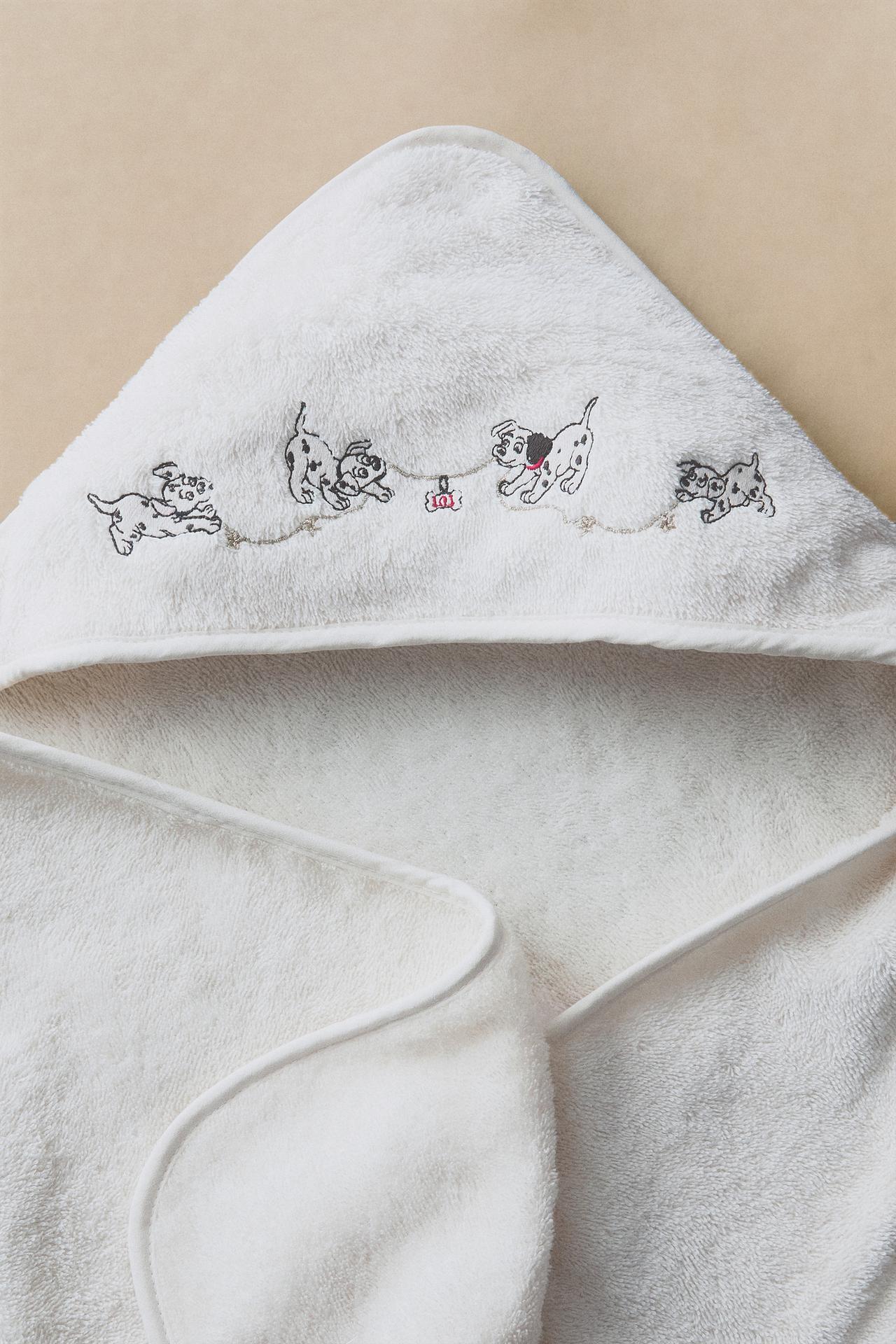 BABY CHRISTMAS 101 DALMATIANS ©DISNEY BATH CAPE — Oyster-white