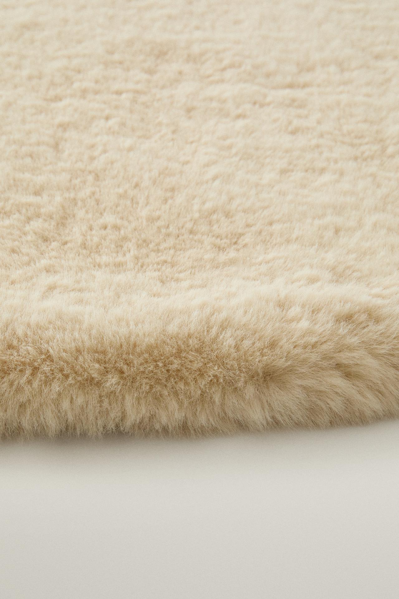 IRREGULAR FUR RUG — Dark beige