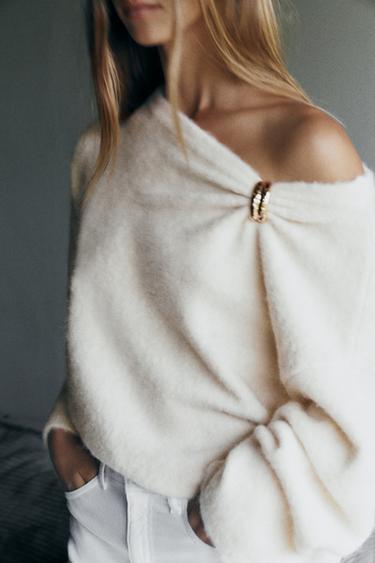 PULL EN MAILLE AVEC FERMOIR - Écru de Zara