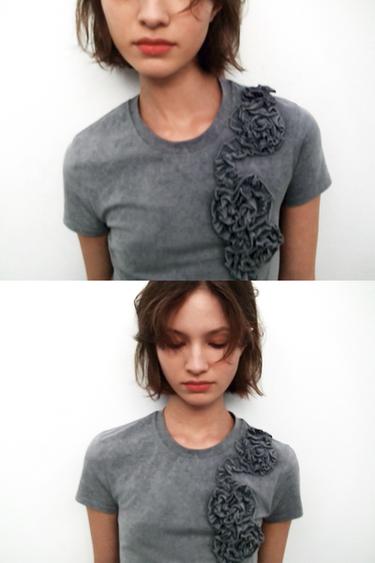 CAMISETA LAVADA FLOR RELIEVE - Gris de Zara