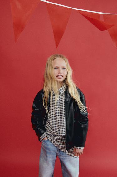 CAZADORA BOMBER EFECTO PIEL - Negro de Zara