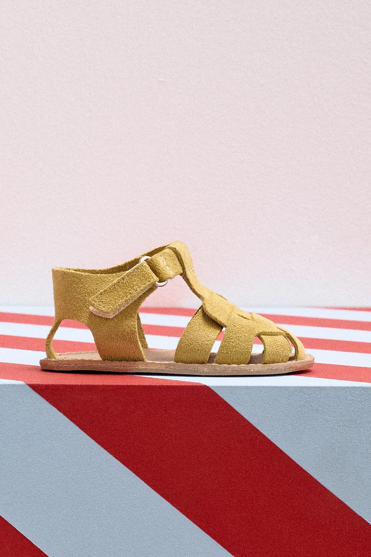 Sandalias de cuero con tiras cruzadas 8