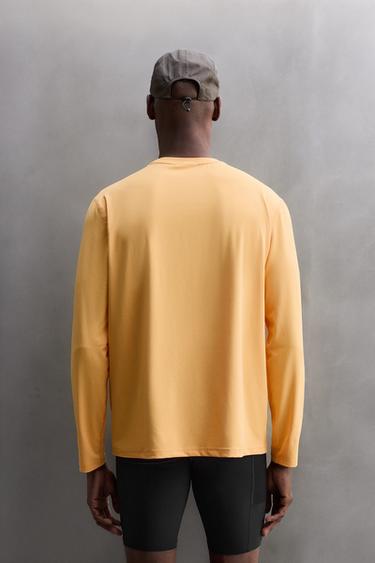 T-SHIRT TECHNIQUE BASIQUE À MANCHES LONGUES - Jaune de Zara - Image 2