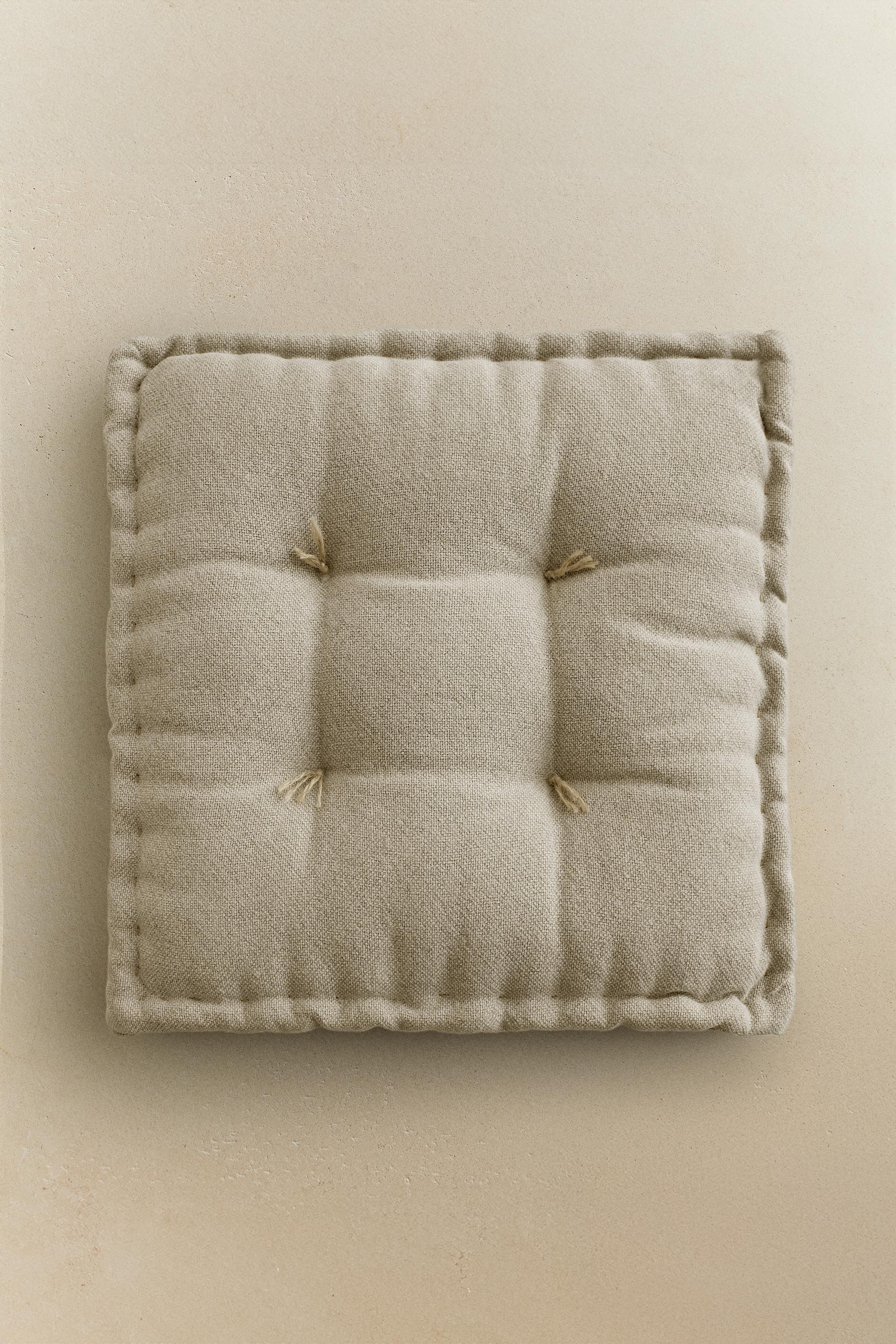 TOPSTITCHED SEAT CUSHION