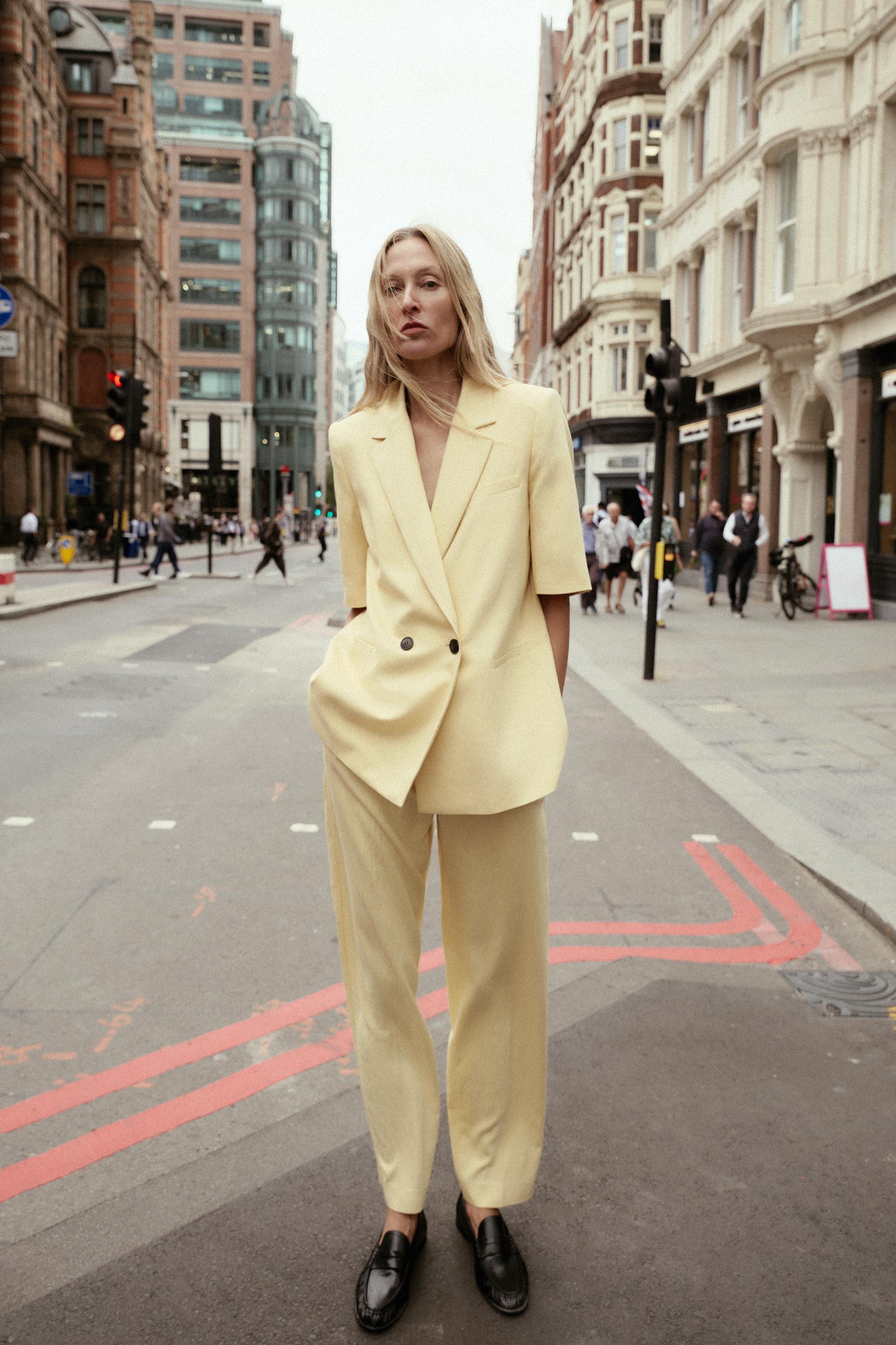 ショート丈ダブルブレスト仕様ブレザー ショート丈ダブルブレスト仕様ブレザー - ホワイト | ZARA Japan