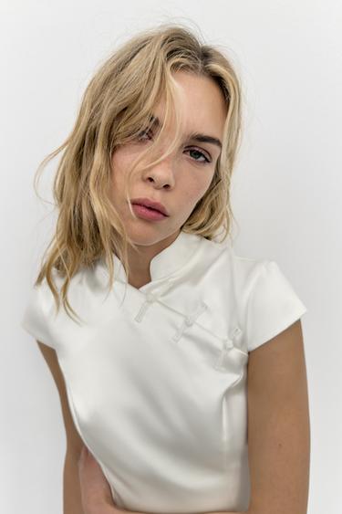 ROBE COURTE SATINÉE À BRANDEBOURGS - Blanc cassé de Zara