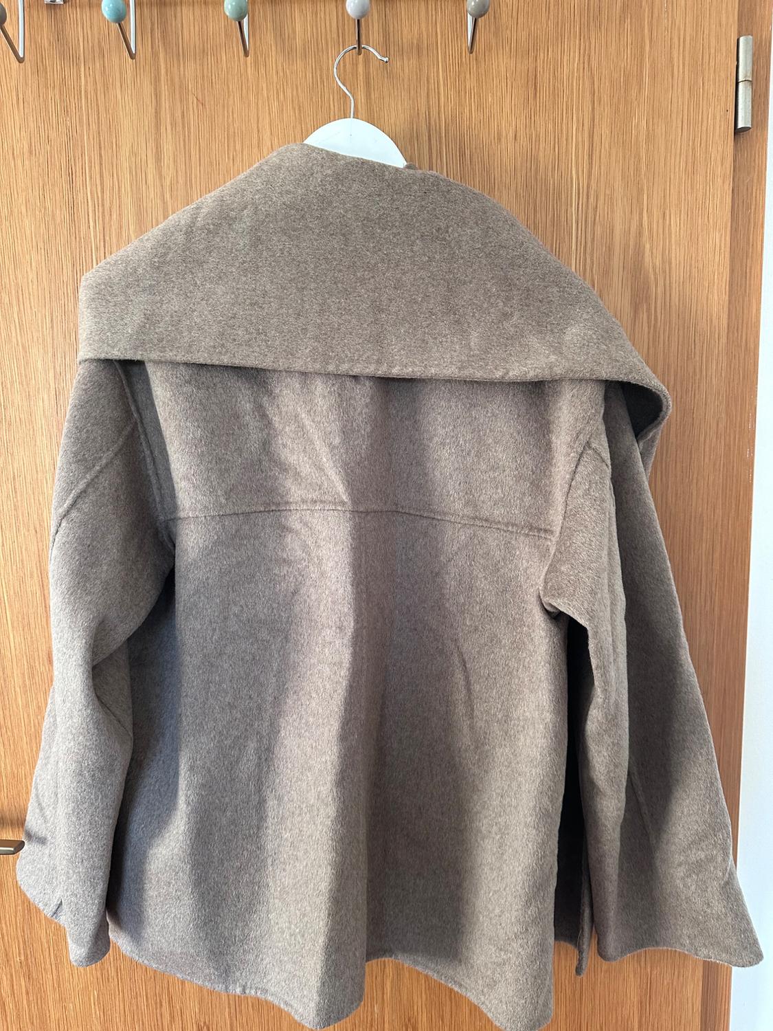 SHORT WOOL COAT WITH SCARF - Image 2