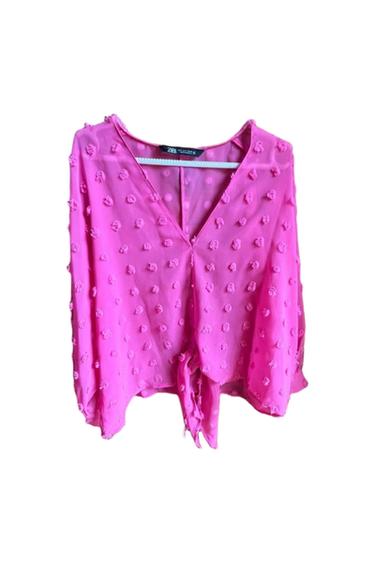 BLUSA CON DETALLE PARA HACER LAZO O NUDO DELANTERO