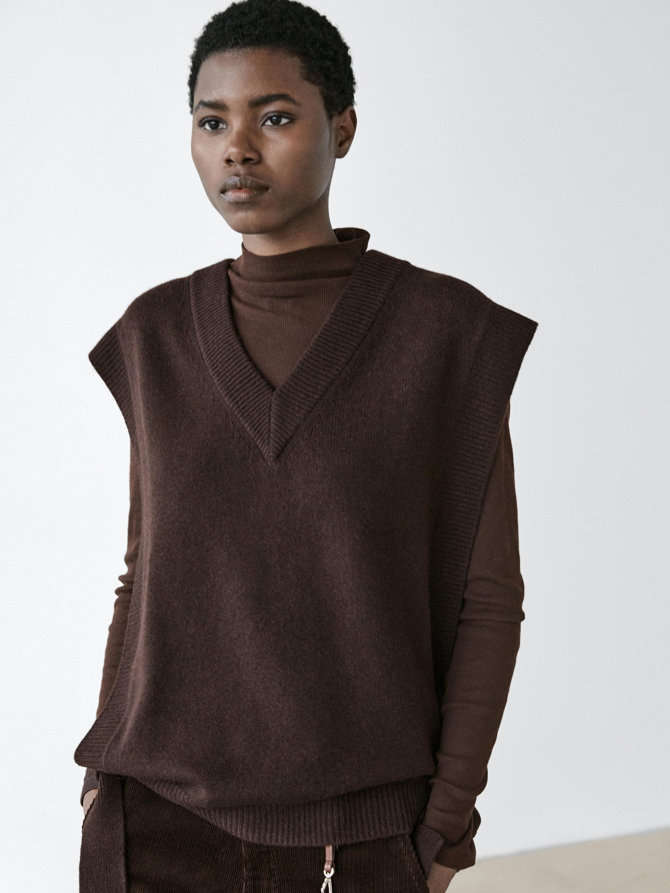 V-neck bib with tie details