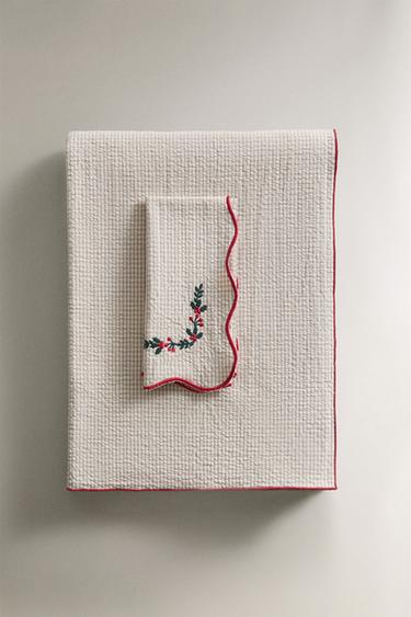 COTTON SCALLOPED CHRISTMAS TABLECLOTH WITH EMBROIDERY - Red by Zara