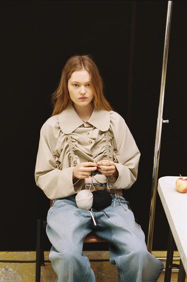 VESTE COURTE GABARDINE À PLIS - Beige de Zara - Image 1