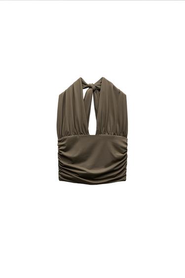 Μπροστινή όψη καφέ τοπ με κόμπο στο λαιμό και σούρες στο πλάι.