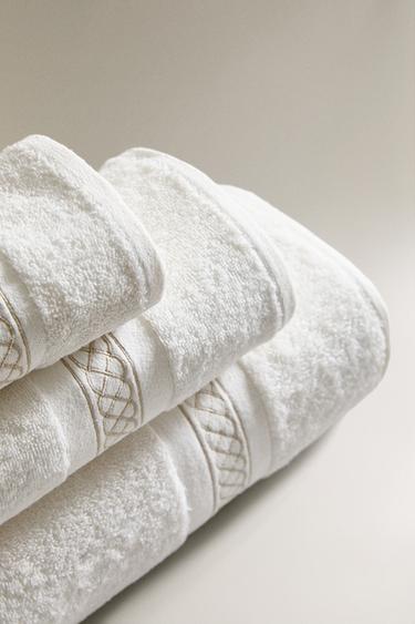 BATH TOWEL WITH WAVY BORDER - Golden by Zara - Image 1