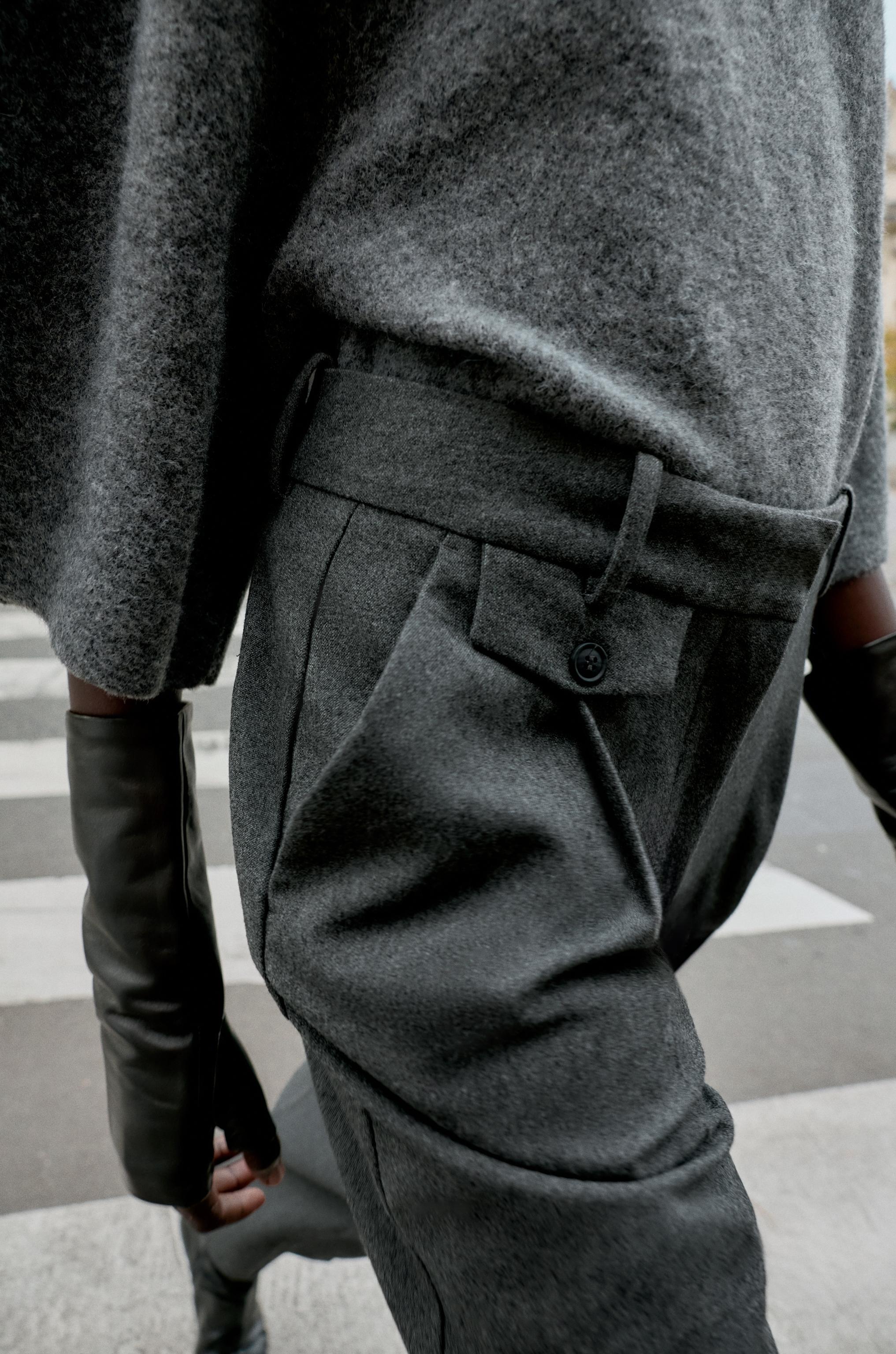 PANTALON DROIT À PINCES ET RAYURES