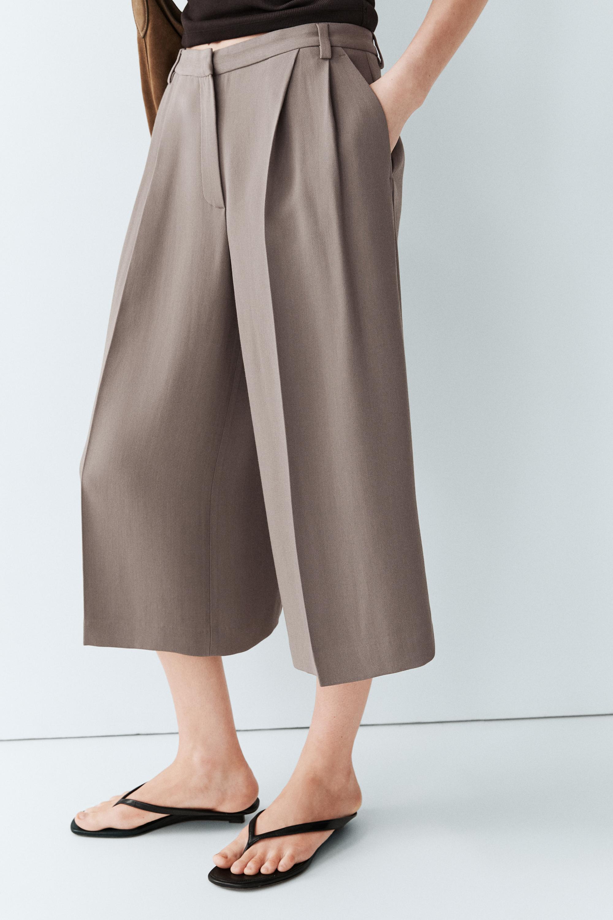 Flowing long wide-leg Bermuda shorts