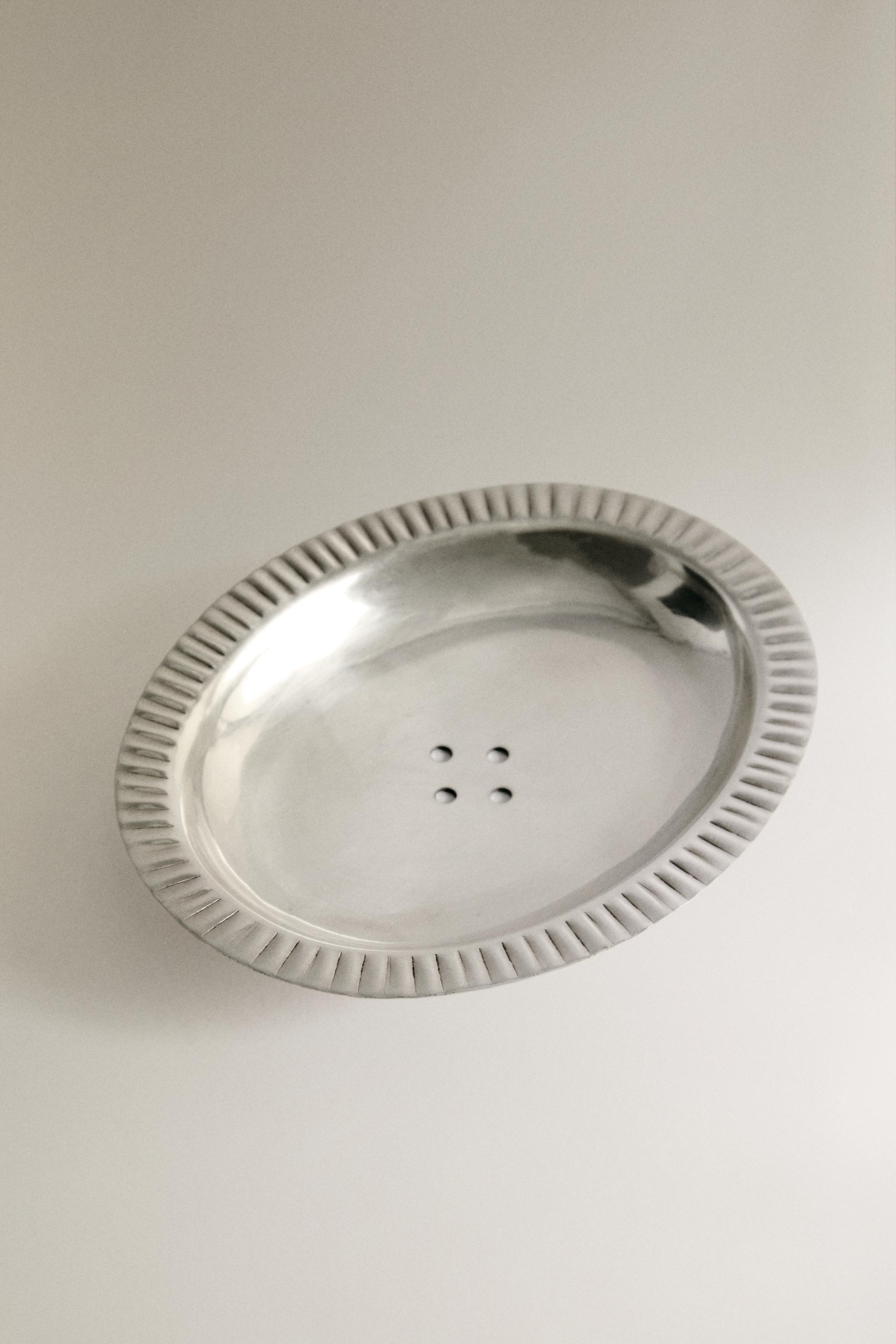 WAVY METAL BATHROOM SOAP DISH — Silver