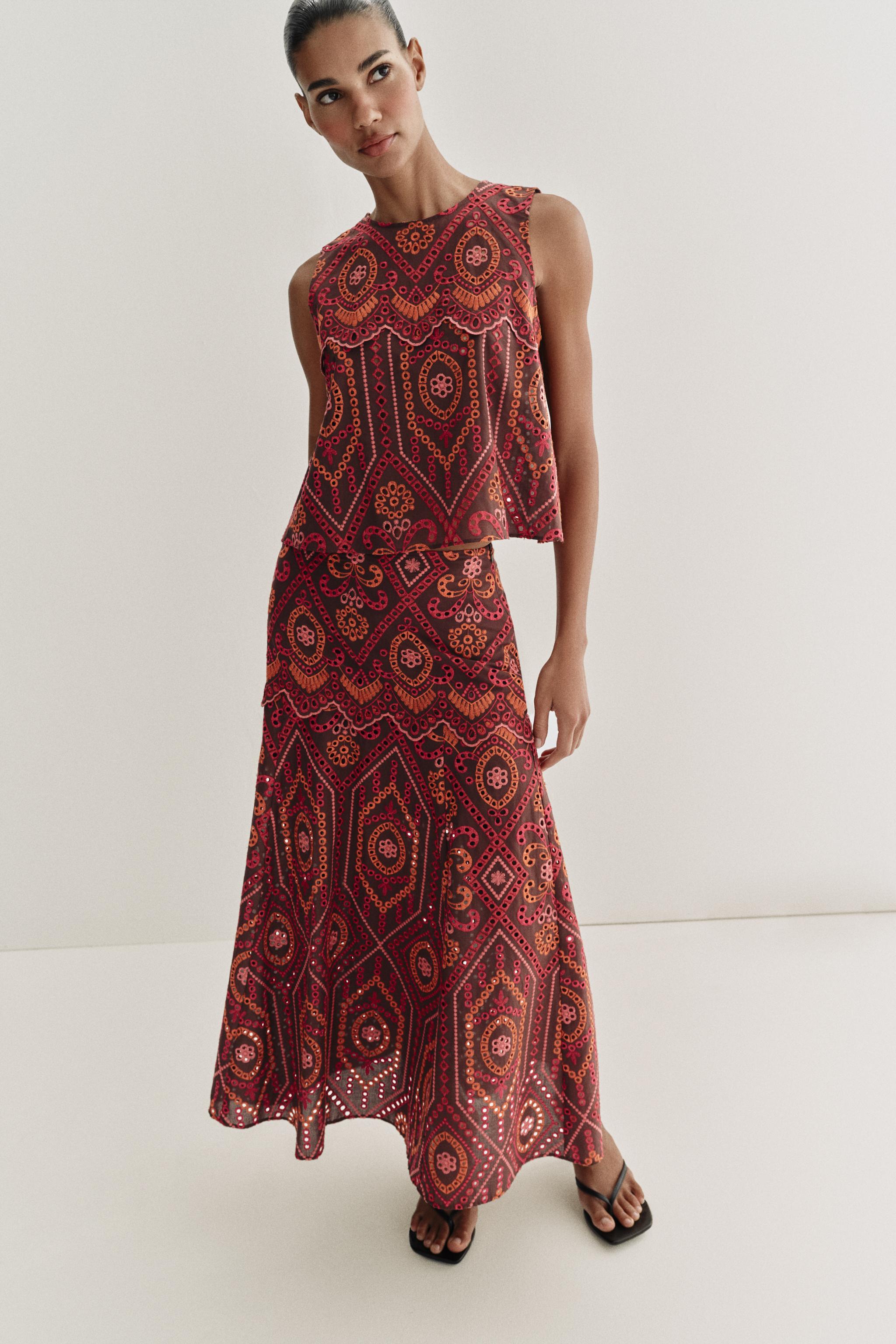 TOP À BRODERIES PERFORÉES