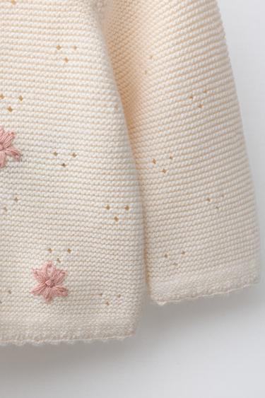 PULL EN MAILLE À FLEURS BRODÉES - Écru moyen de Zara - Image 2