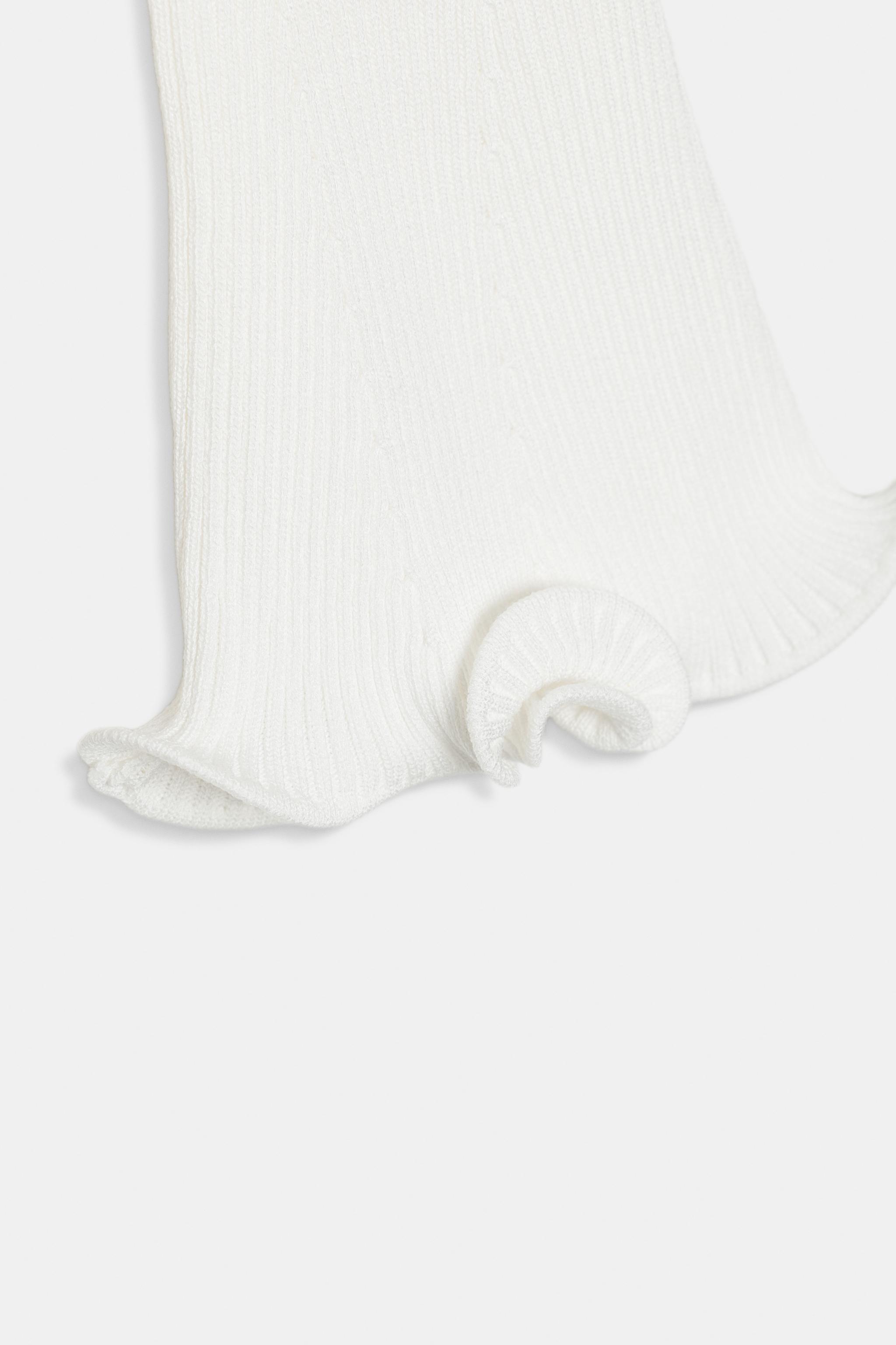 GILET EN MAILLE CÔTELÉE À FINITIONS ONDULÉES