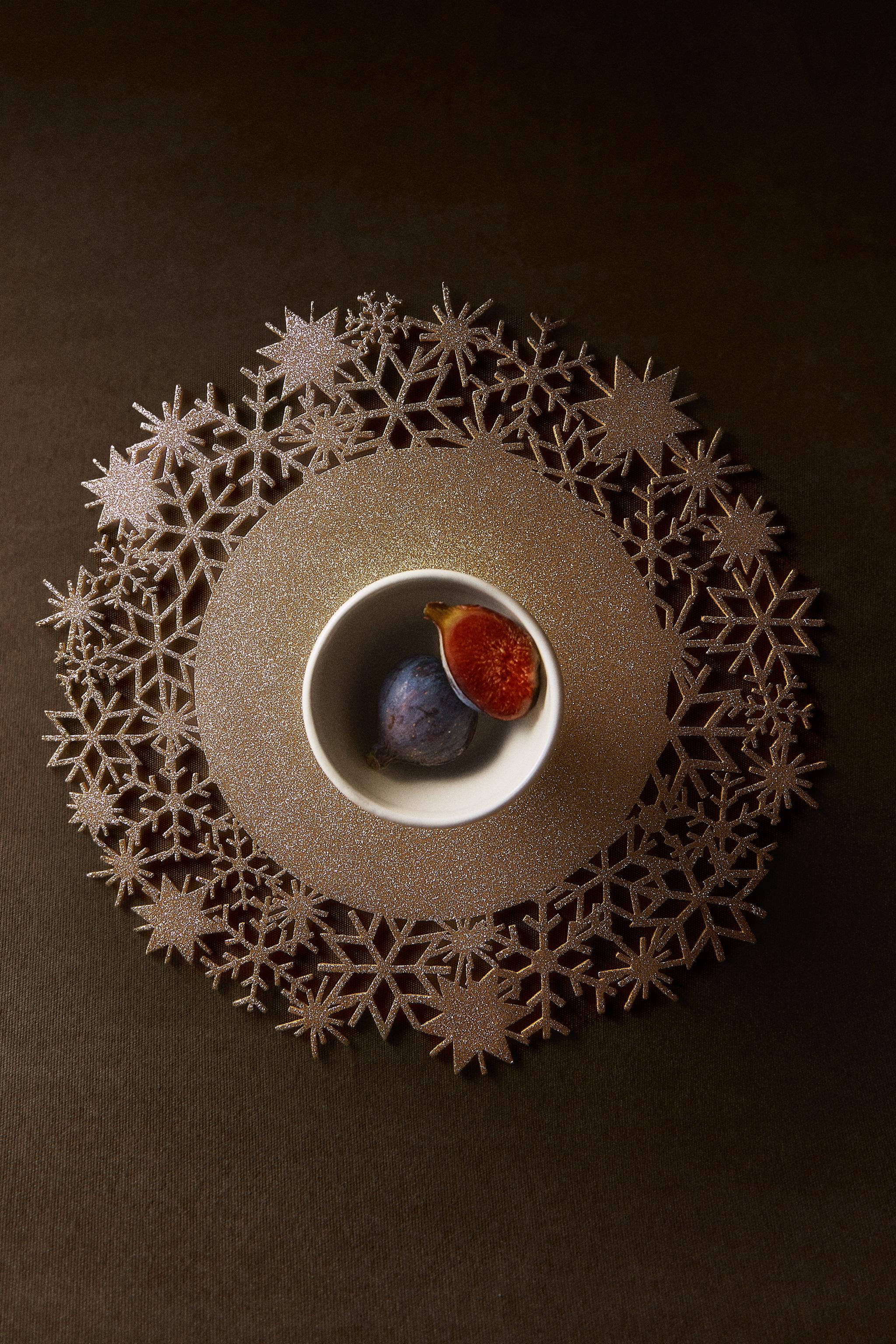 ROUND SNOWFLAKE CHRISTMAS PLACEMAT
