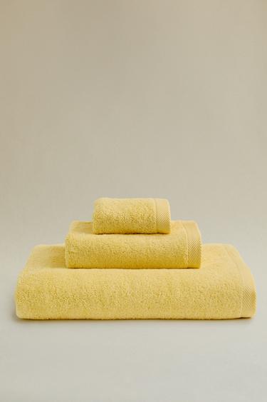 PLAIN COTTON TERRY BATH TOWEL (500 GXM²) - Mid-yellow by Zara