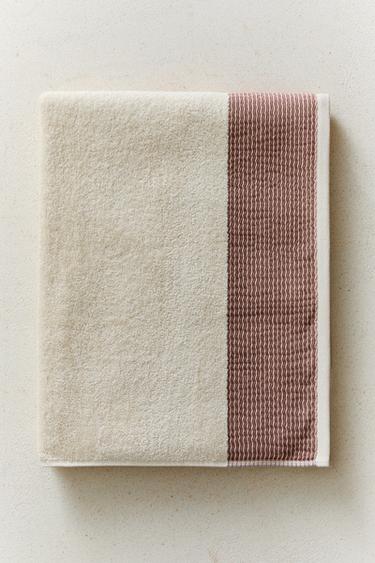 BATH TOWEL WITH PLEATED BORDER - dark russet الخاص بـ Zara