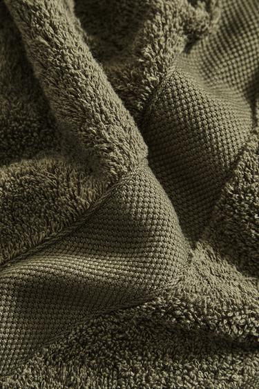 PREMIUM COTTON BATH TOWEL (600 GXM²) - Hunter green by Zara