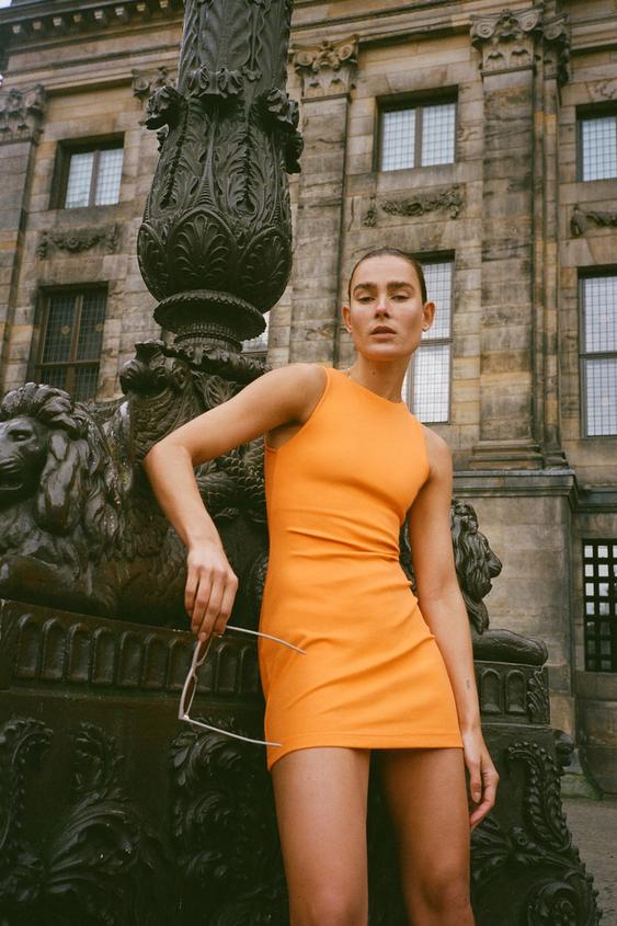 Vestido satinado naranja  Recién llegados a Zara, Mango y Massimo Dutti:  los vestidos más bonitos