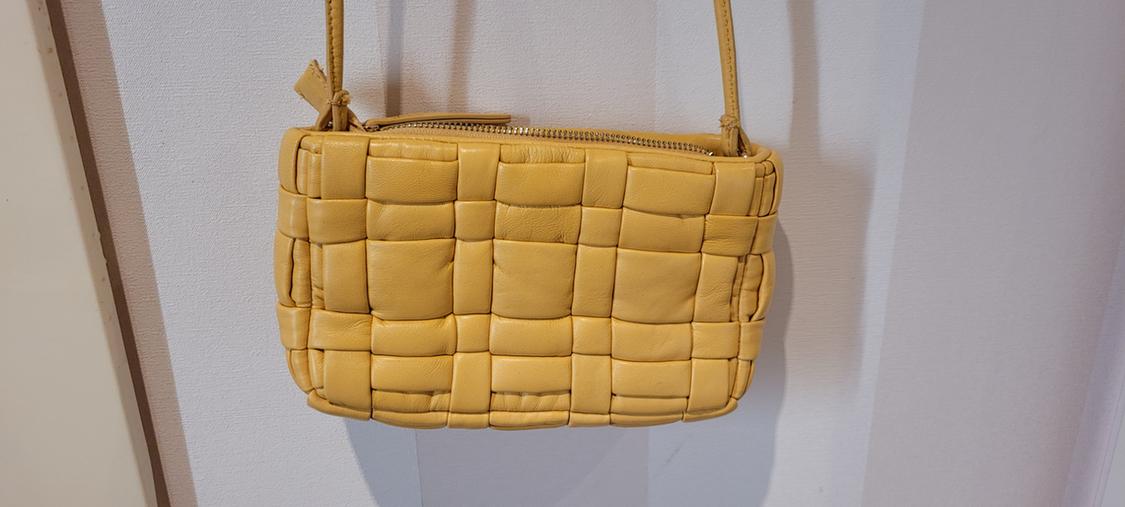 BOLSO AMARILLO DE PIEL - Image 4