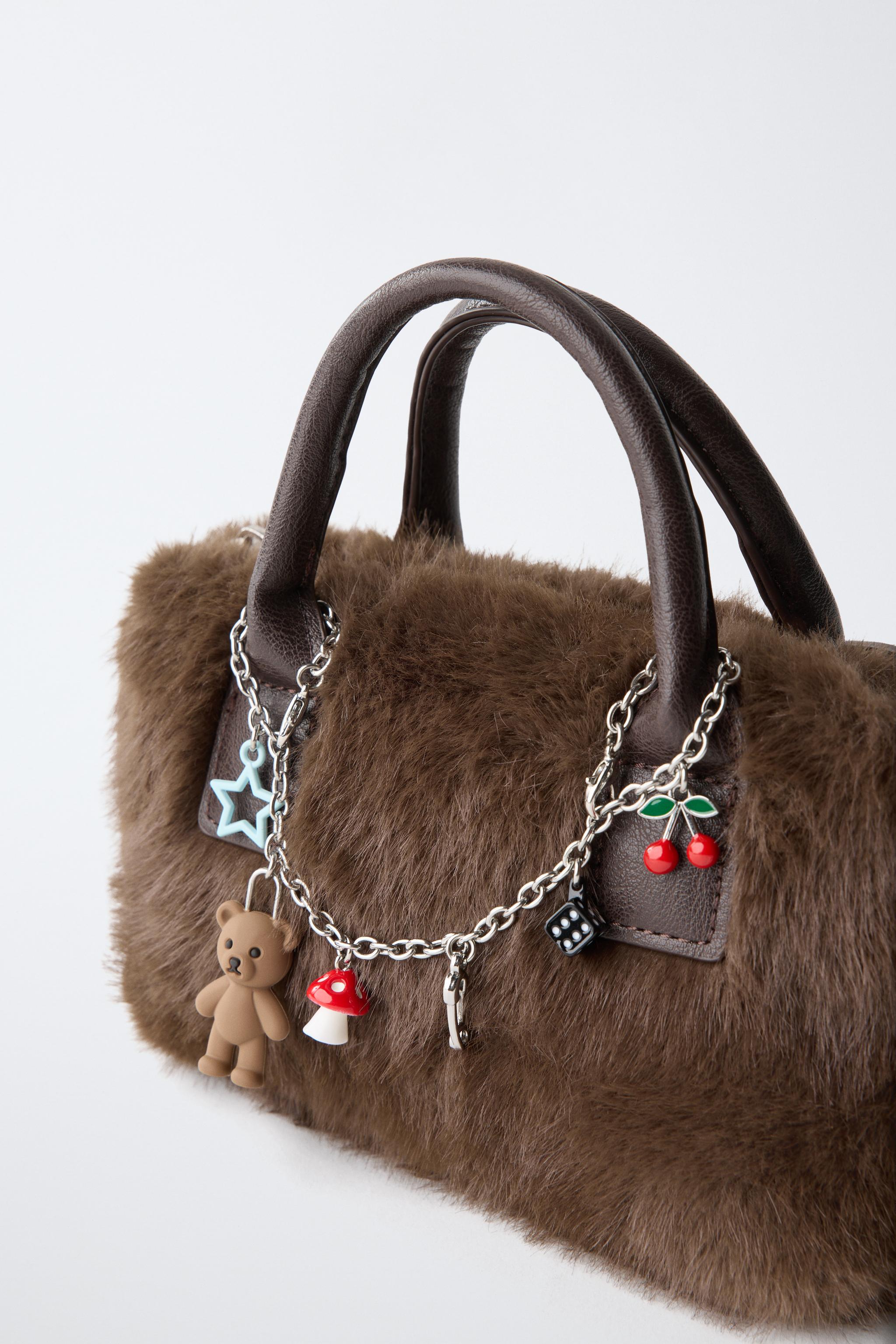 SAC BANDOULIÈRE EFFET FOURRURE AVEC CHARMS