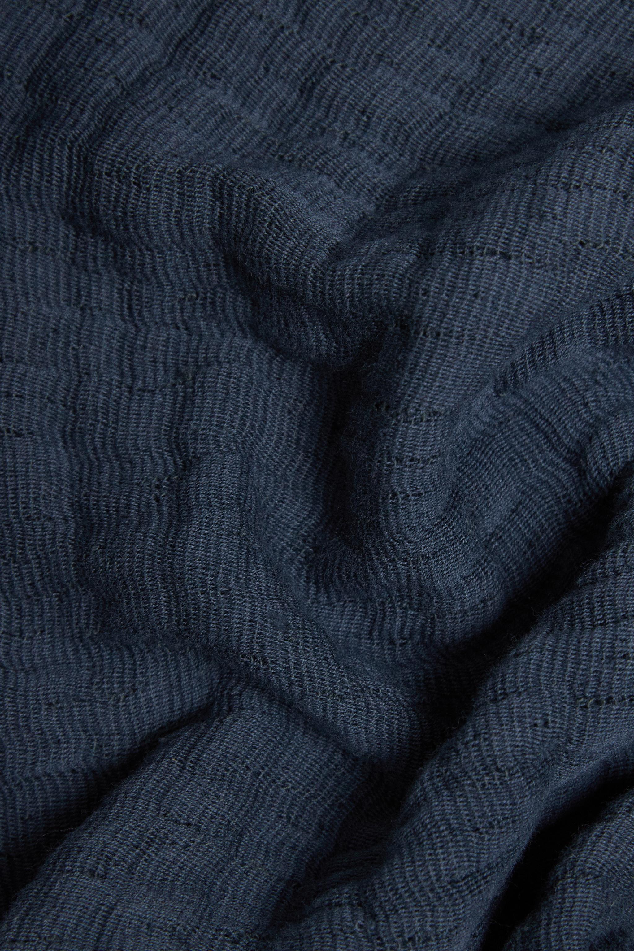 TEXTURED JACQUARD BLANKET