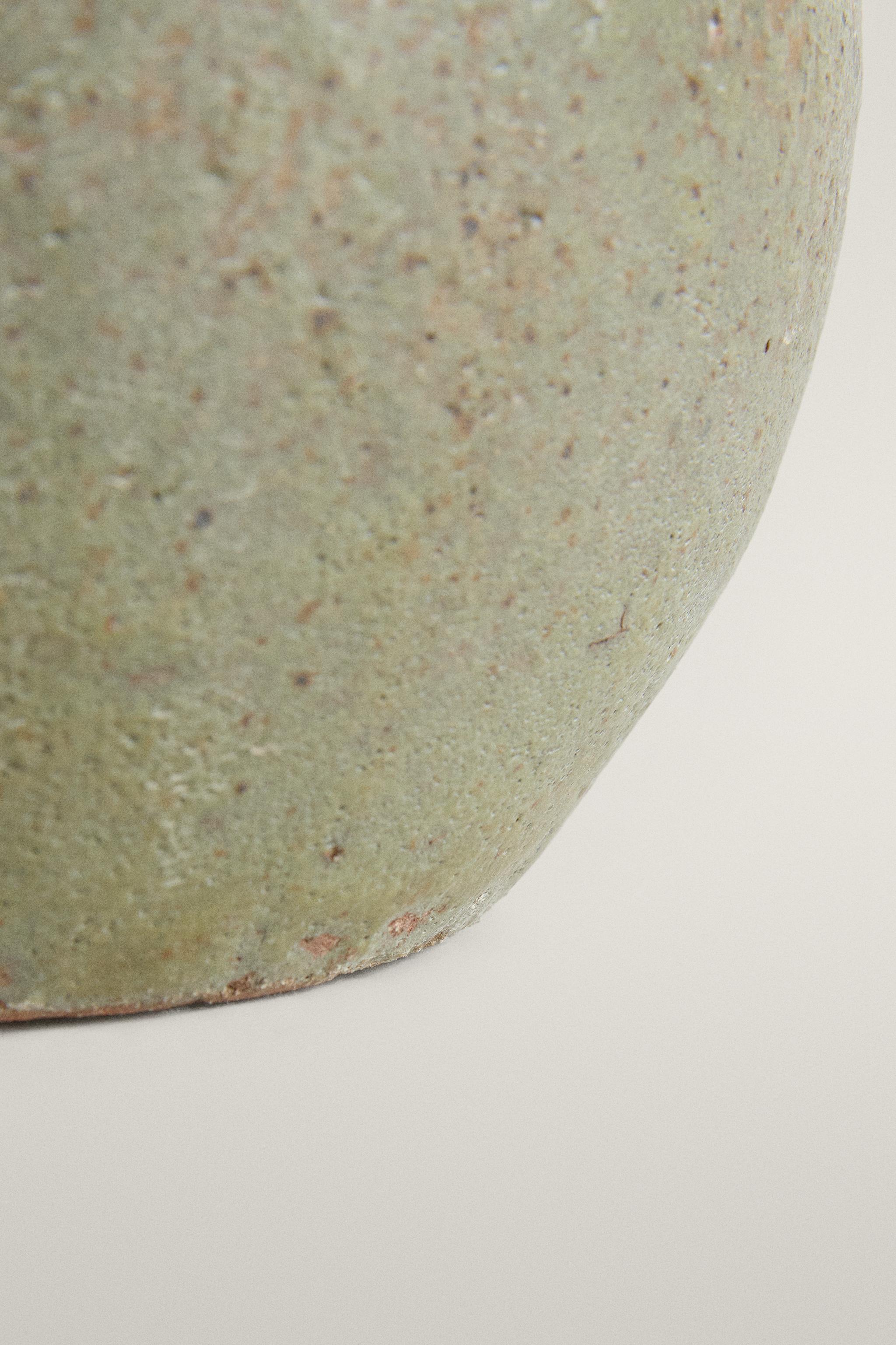 ROUND DECORATIVE CERAMIC VASE