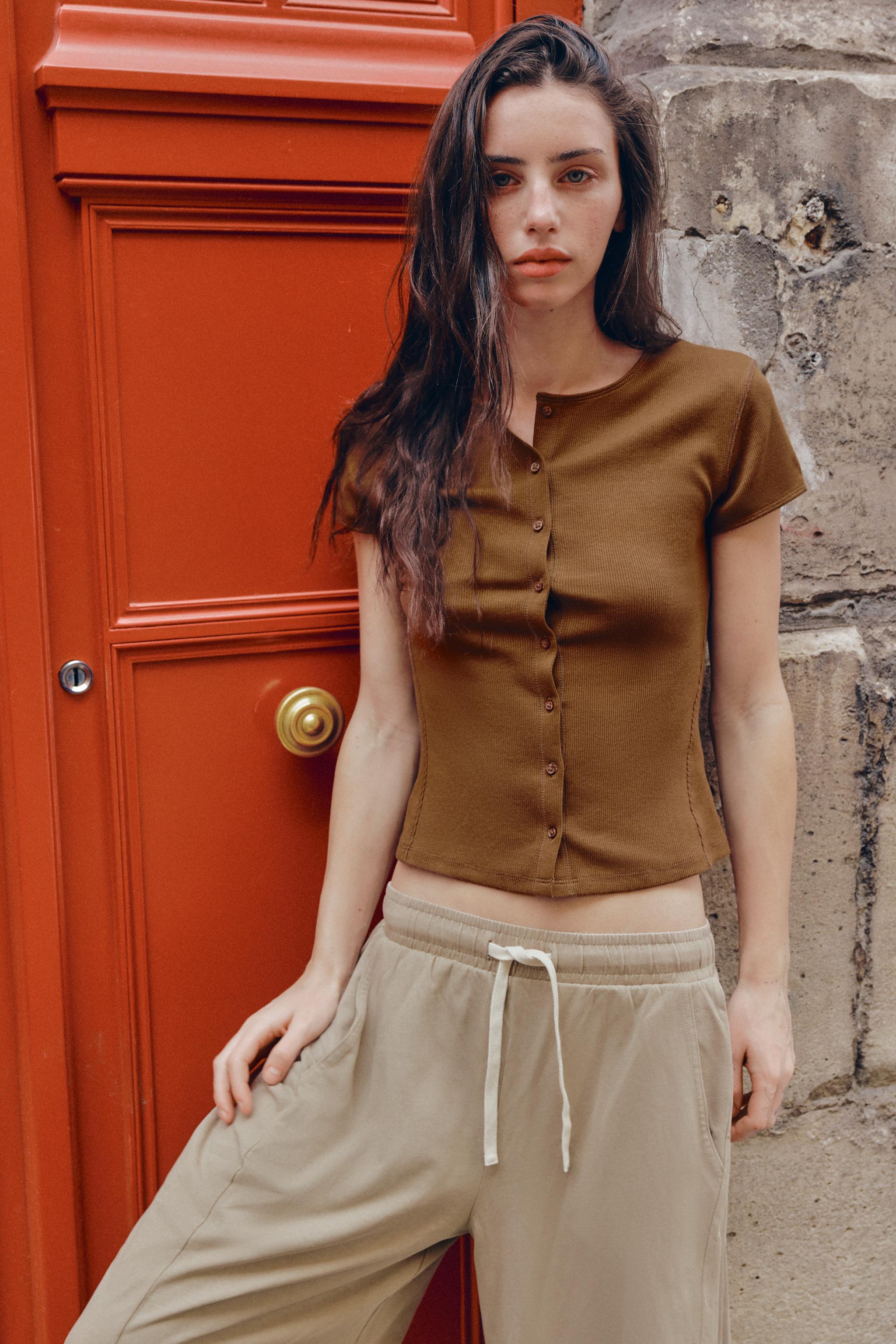 RIBBED BUTTON-UP T-SHIRT — Brown