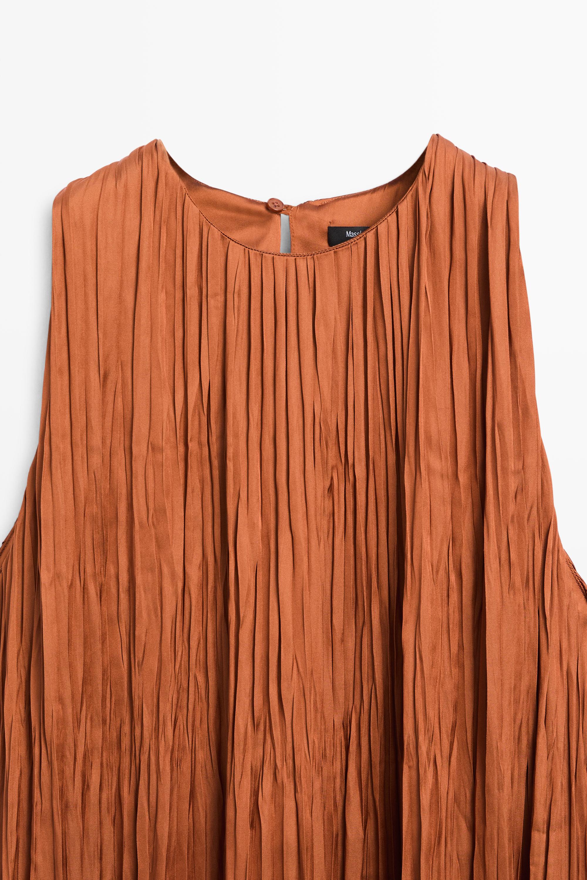 Robe longue plissée à encolure américaine