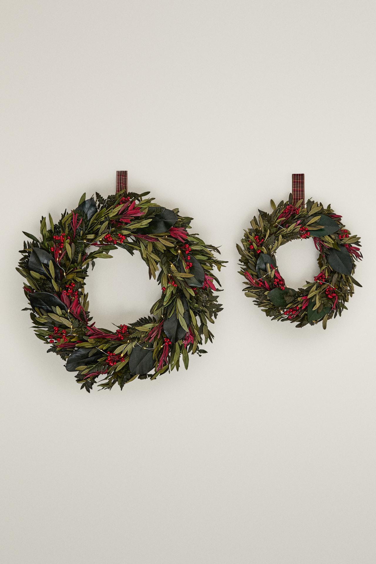 LARGE CHRISTMAS WREATH WITH LIGHTS AND LEAVES