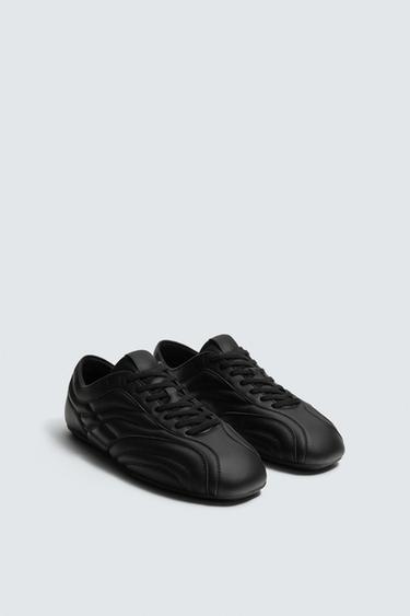 TENIS ACOLCHADO - Negro de Zara