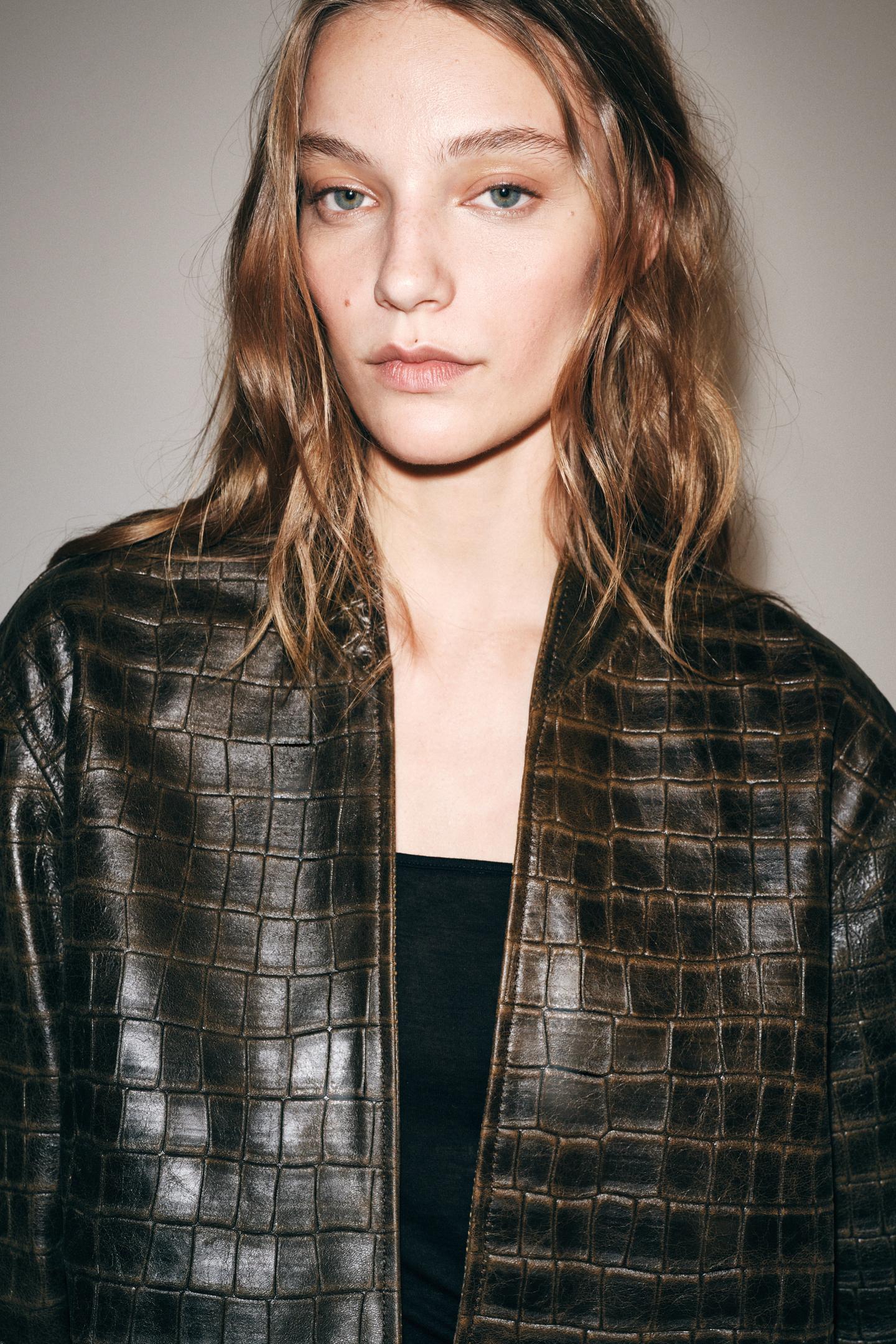 Женская куртка Zara ZW Collection 100% Leather Distressed Cropped Jacket, цвет: Коричневый — фото 2