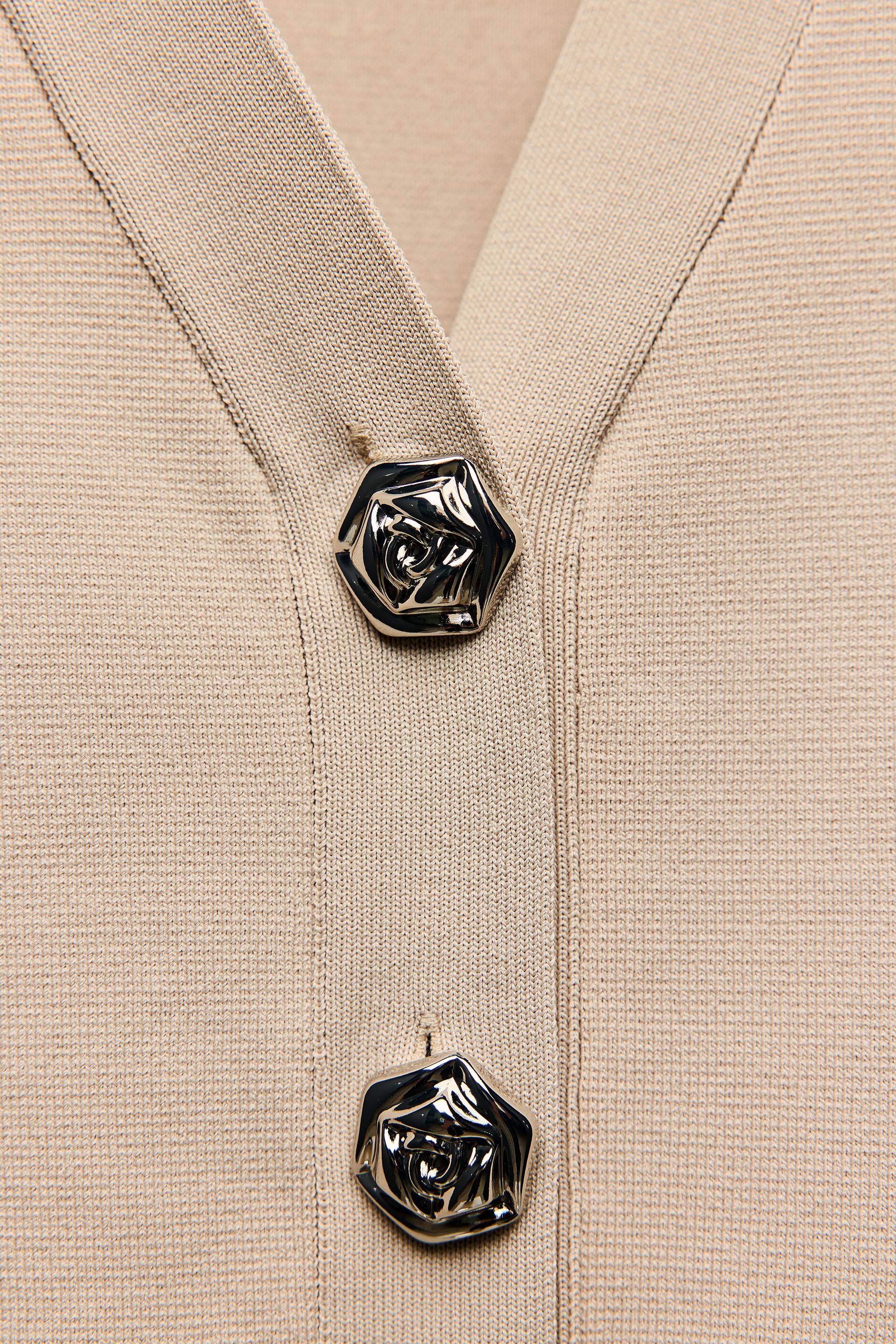 PLAIN KNIT FLOWER BUTTON CARDIGAN - Beige | ZARA United States PLAIN KNIT FLOWER BUTTON CARDIGAN - Beige | ZARA United States