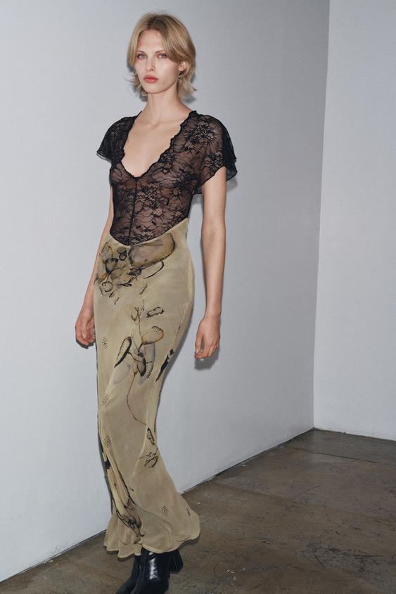 VESTIDO ESTAMPADO COM RENDA E MIÇANGAS