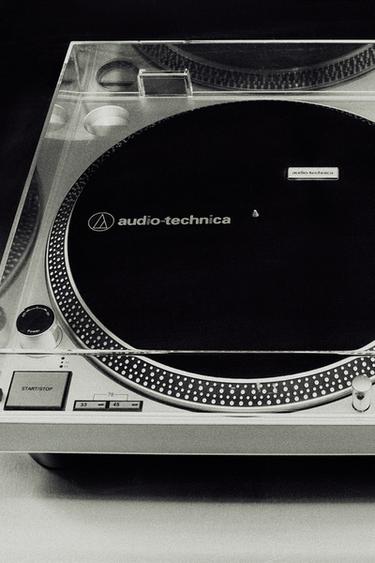 AUDIO TECHNICA TURNTABLE - Silver by Zara - Image 5