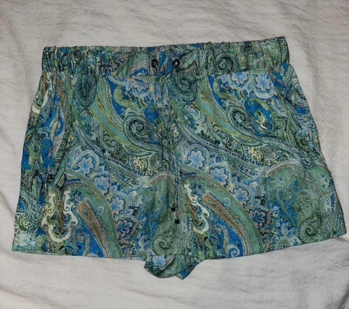 Μπροστινή όψη σορτς με στάμπα paisley σε αποχρώσεις του μπλε και του πράσινου, ελαστική μέση και πλαϊνές τσέπες.