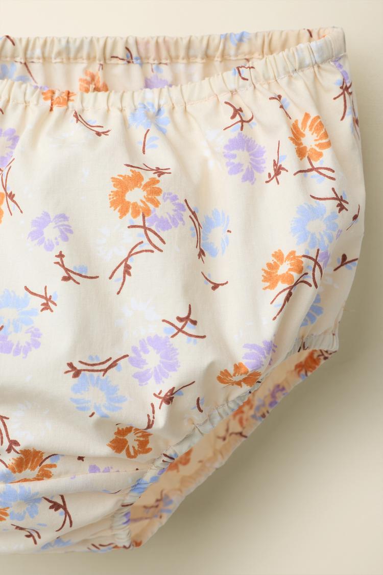 Vestido floral y pantaloncitos creado por Caramel London x Zara 4