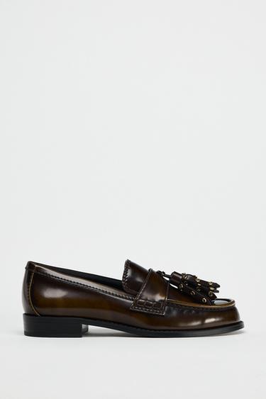 MOCASÍN BORLAS TACHAS - Marrón de Zara